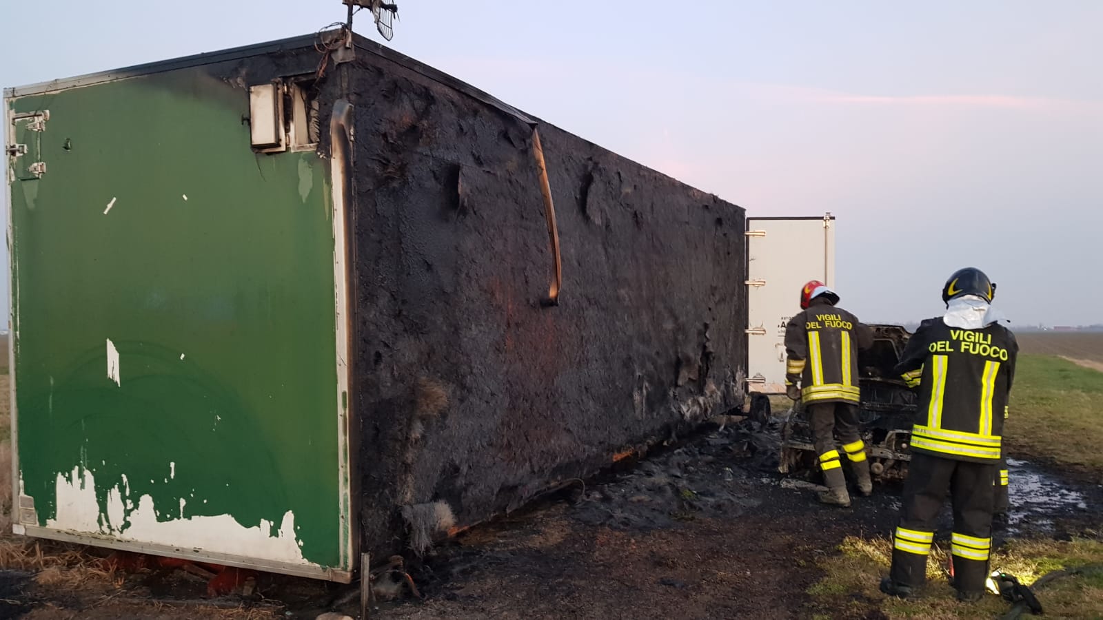 ACME Italia - VAndali bruciano il container sul campo di lancio